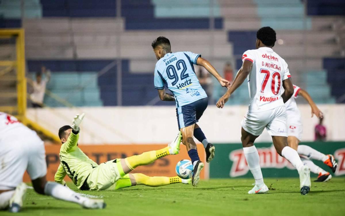 El gesto de Gabriel Araújo que Olimpia aplaude, la bronca que se dio en la remontada y el enfado del Albo con Génesis