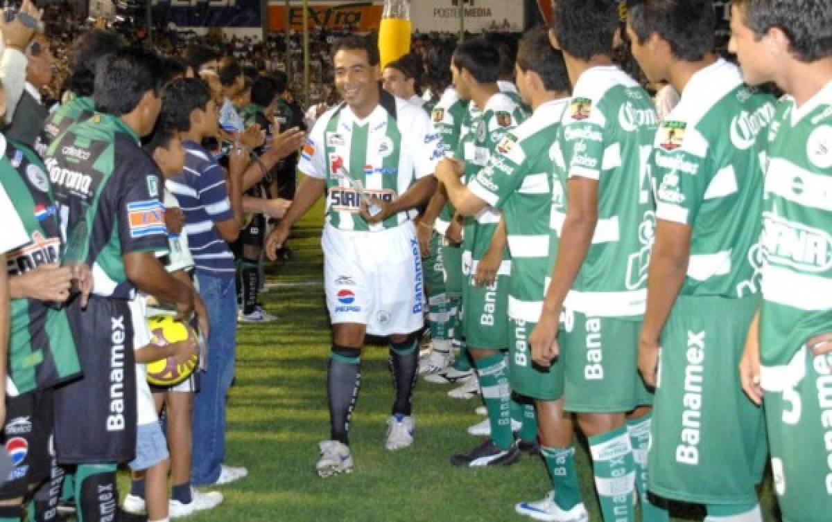 ¡Placas, trofeos y una puerta con su nombre! Lo homenajes a futbolistas hondureños en el extranjero