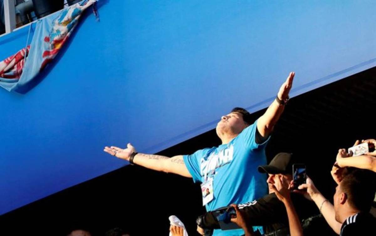 Lo que no se vio en TV: La fría celebración de Sampaoli con Messi y el show de Maradona en las gradas