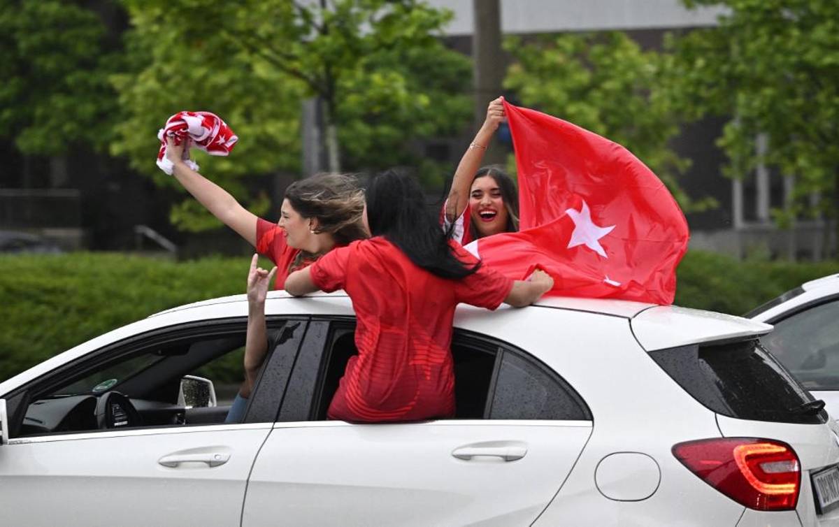 Arda Güler brilló en la Eurocopa y hermosas turcas montan una fiesta luego del triunfo ante Georgia