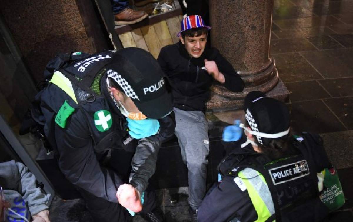 Niños heridos, policías y botellas al aire: Así fue la eufórica celebración de la afición del Rangers de Escocia tras campeonizar