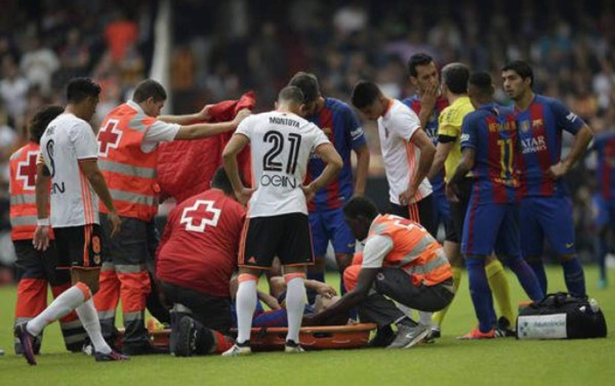 Fotos: Momentos dramáticos de Iniesta tras sufrir una durísima lesión