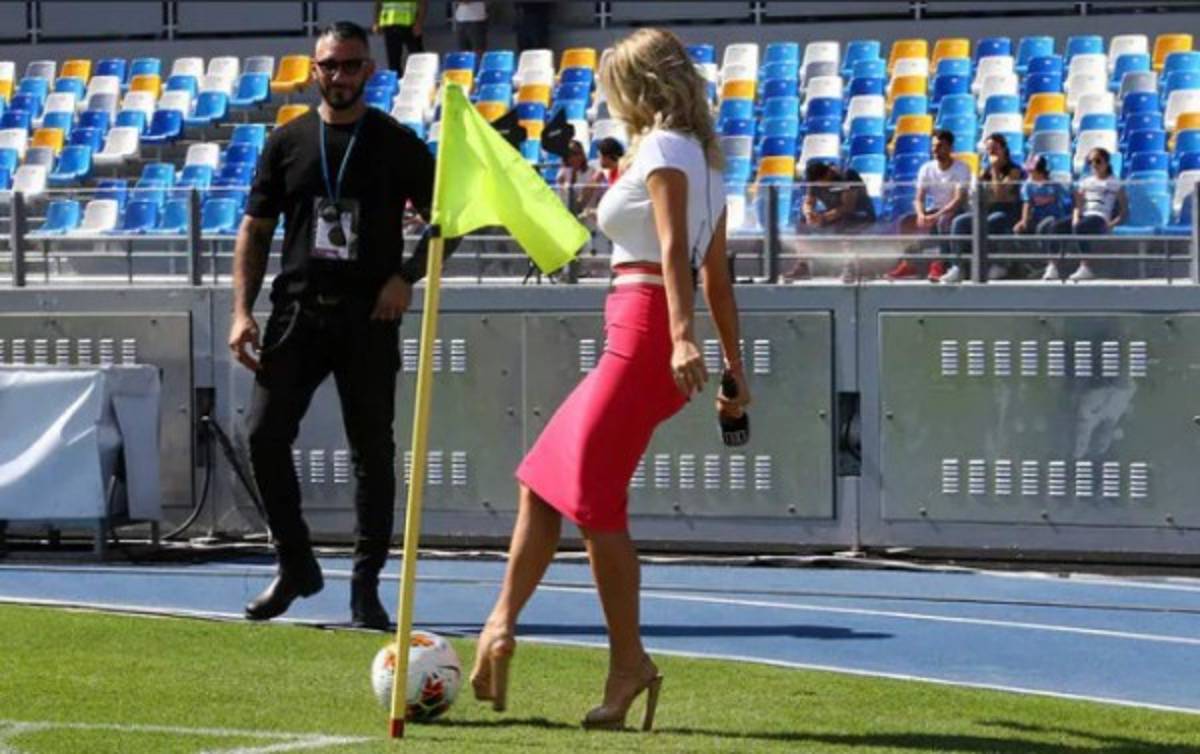 Hinchas del Nápoles y su cántico machista a una periodista que le pidieron desnudarse en el estadio