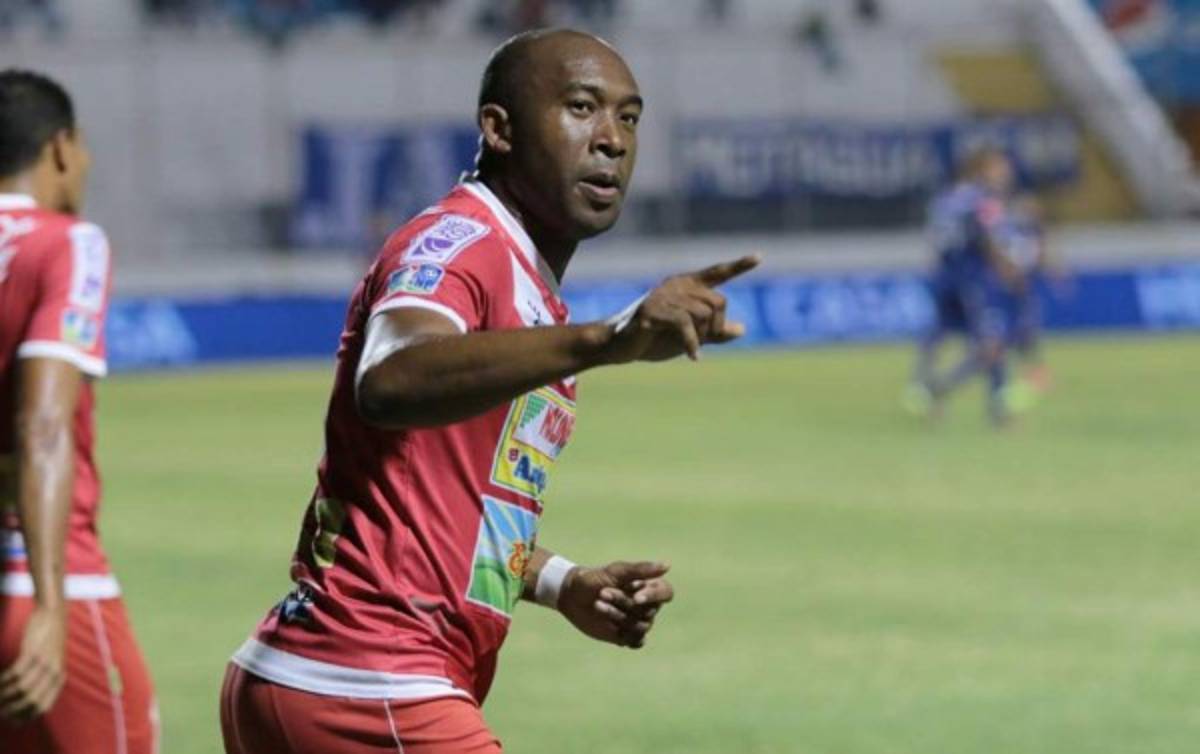 Rambo de León, el rey: Los futbolistas hondureños con más equipos en toda su carrera