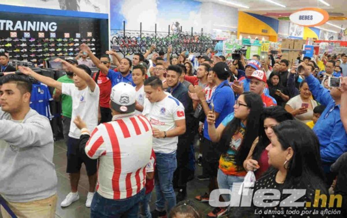 Locura en firma de autógrafos de jugadores del Olimpia previo a la final