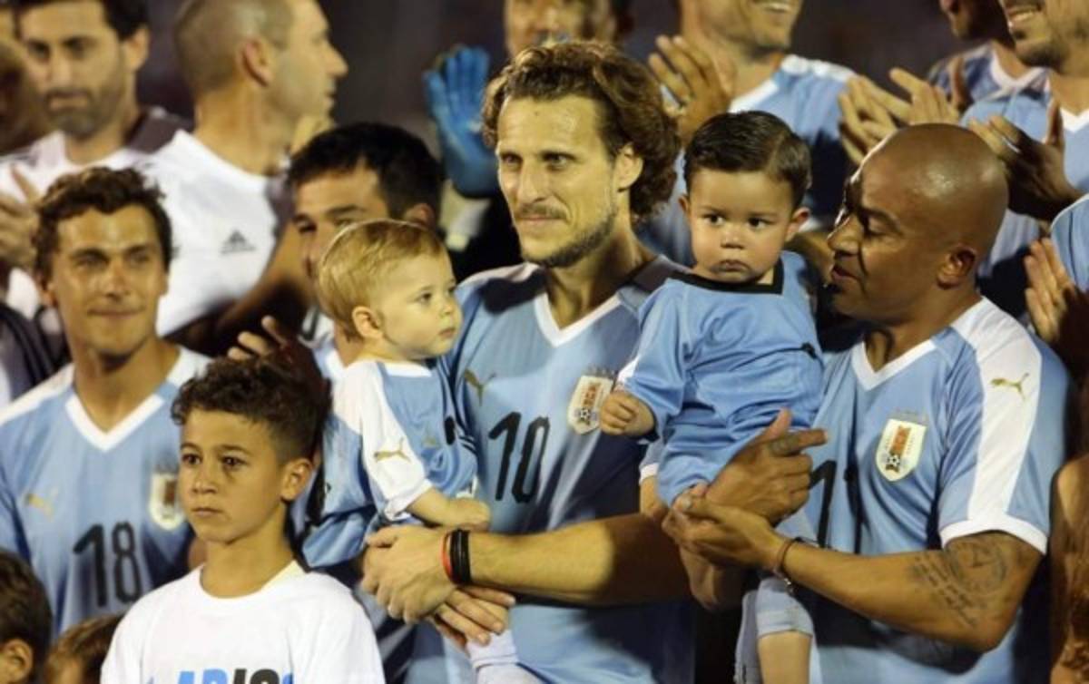 La emotiva despedida de Diego Forlán: Grandes estrellas de invitados y Luis Suárez de portero