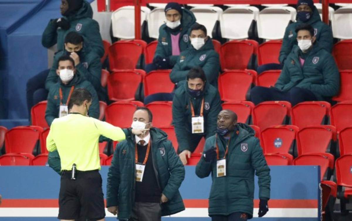 Escándalo: ¿Qué le dijo? Así fue la bronca que se armó en el Istanbul-PSG por racismo de un árbitro