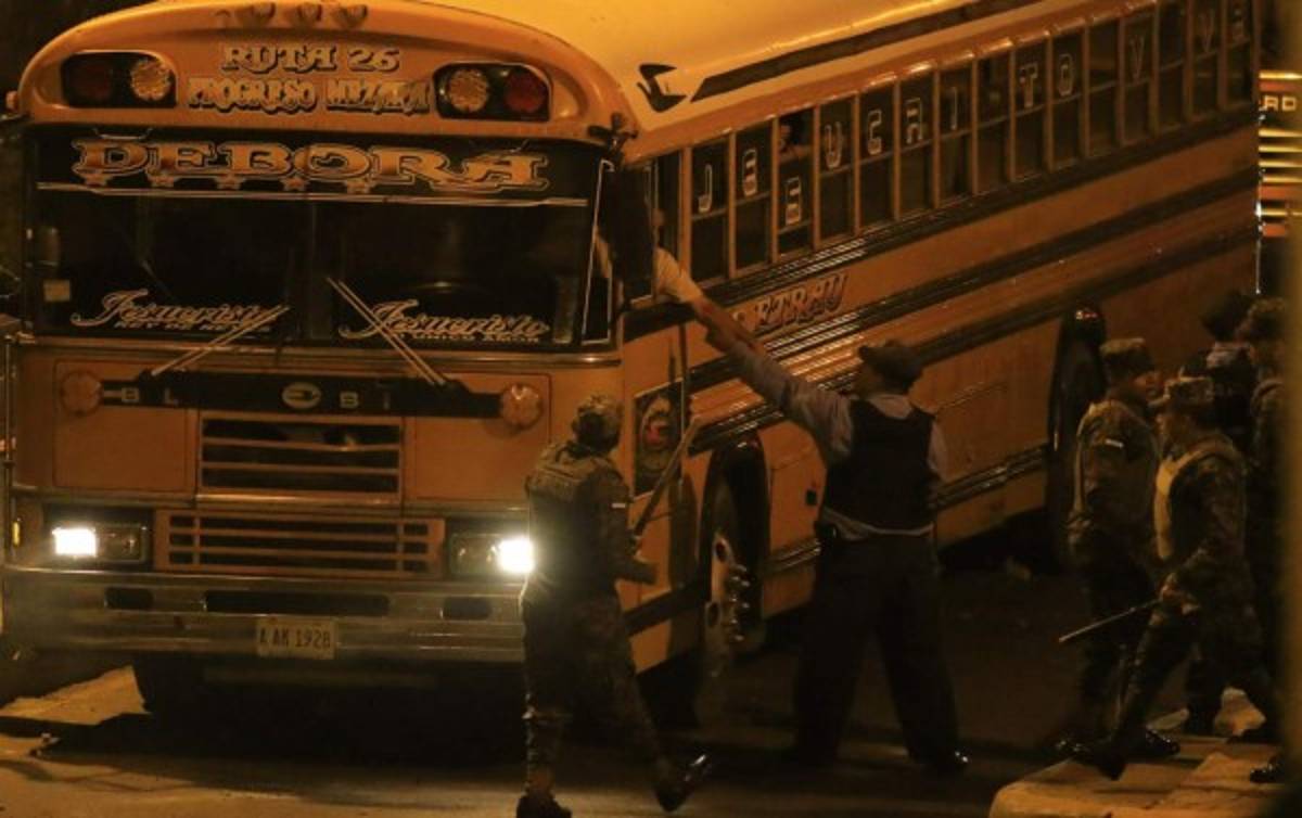 FOTOS: Barras del Olimpia y Marathón cruzan disparos en pleito