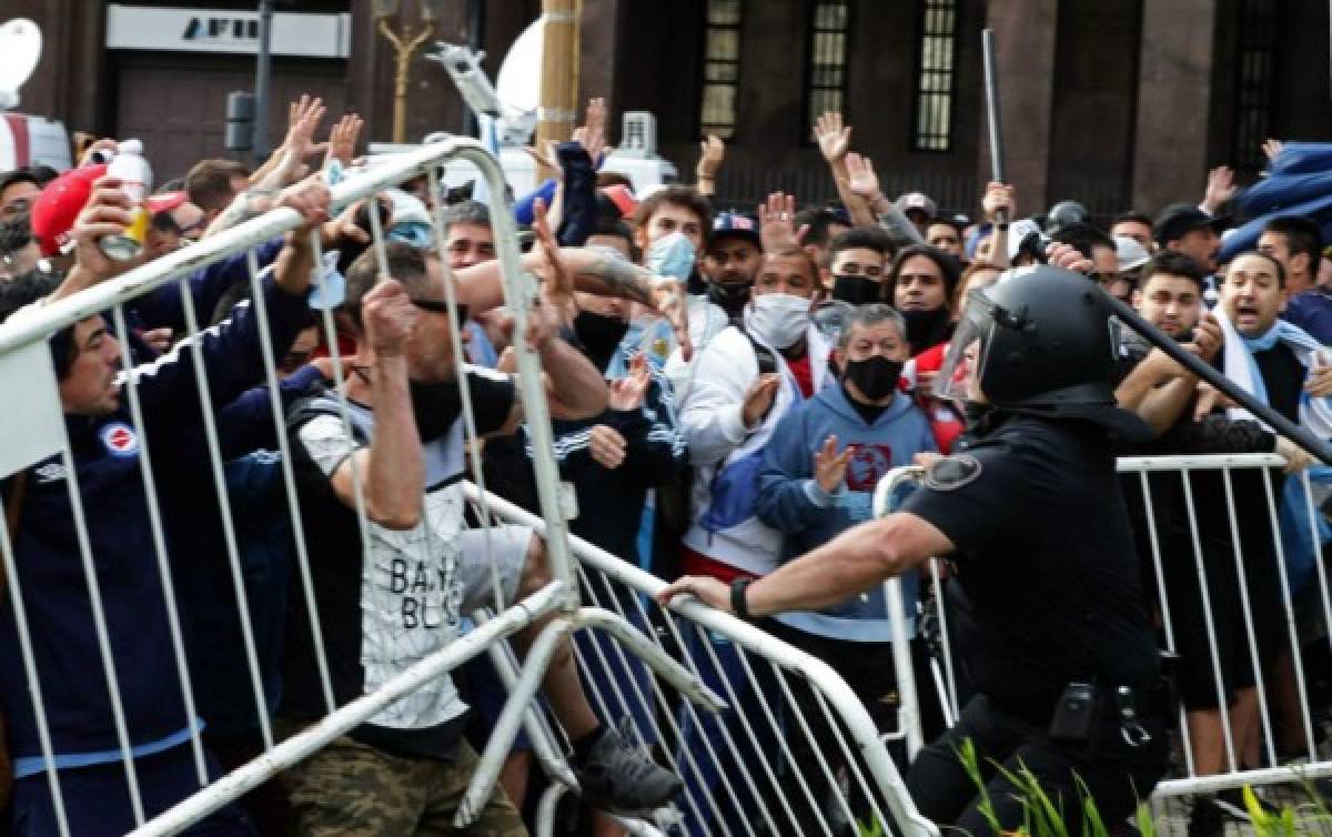 Enfrentamientos y caos total en las calles de Argentina durante el velorio de Diego Maradona