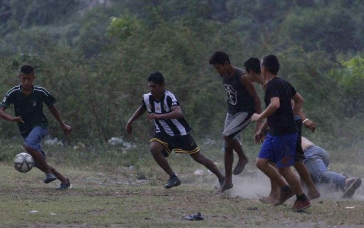 FOTOS: Así es un partido en un bordo de Honduras