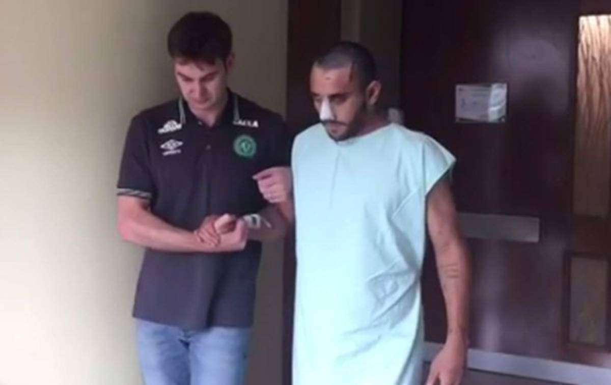 Futbolista del Chapecoense que sobrevivió a la tragedia ya camina