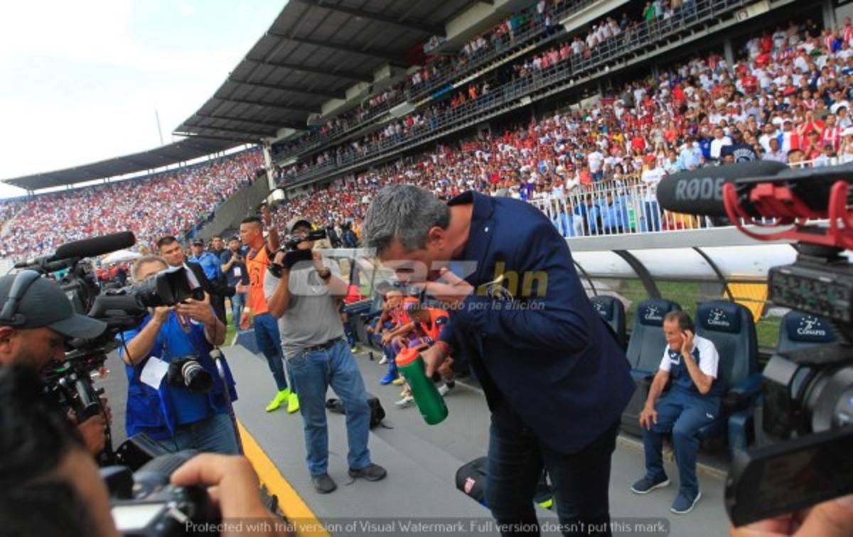 NO SE VIO: Los ladrillos, la furia de Manolo y Amado en la barra del Motagua