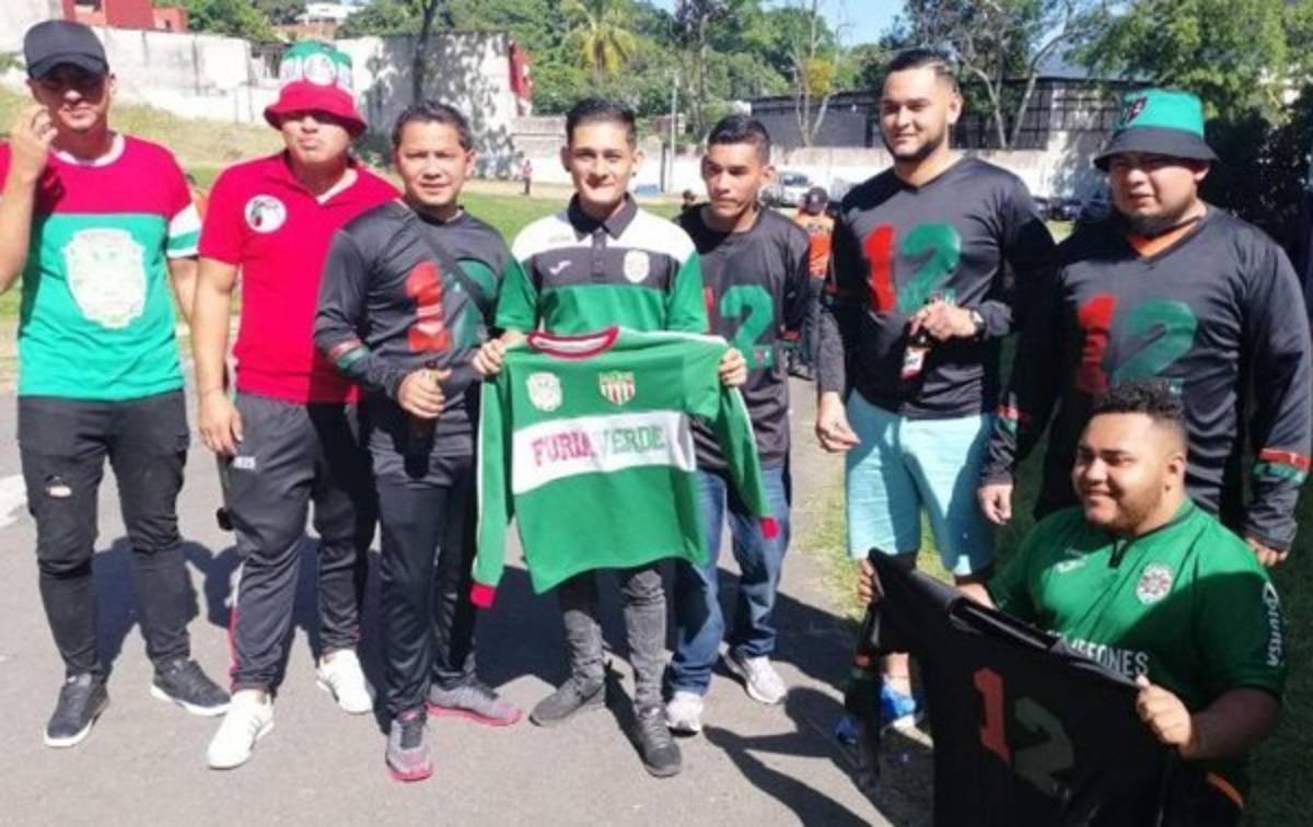 Barra del Marathón aparece apoyando al Águila de El Salvador