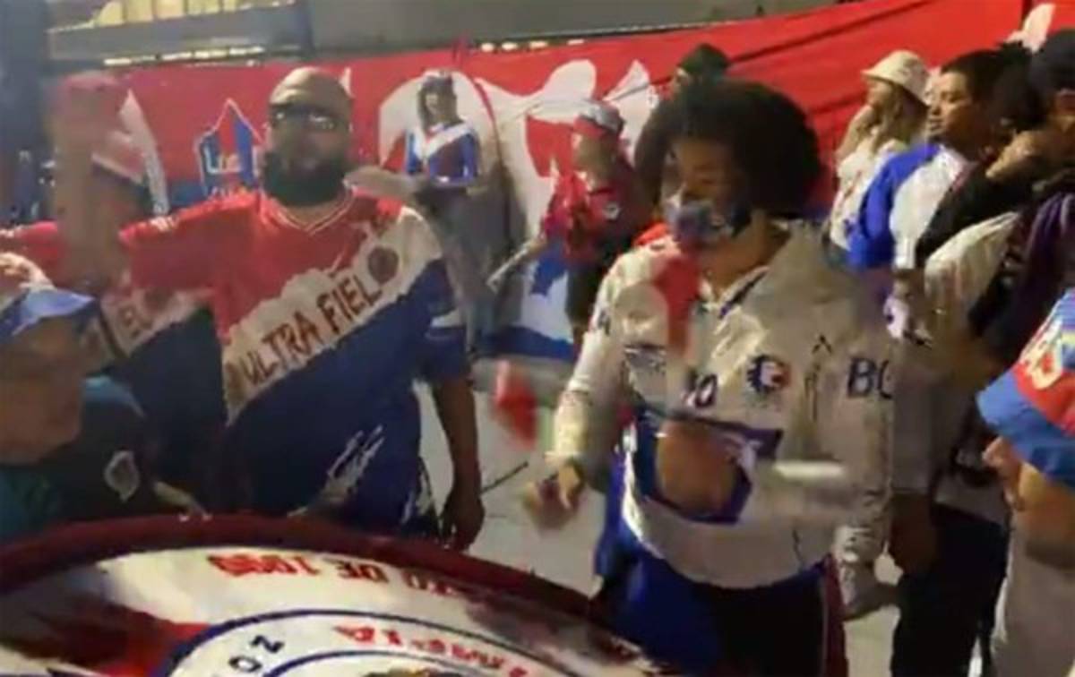 ¡Espectacular banderazo! Afición del Olimpia visitó las afueras del Exploria Stadium para alentar a su equipo