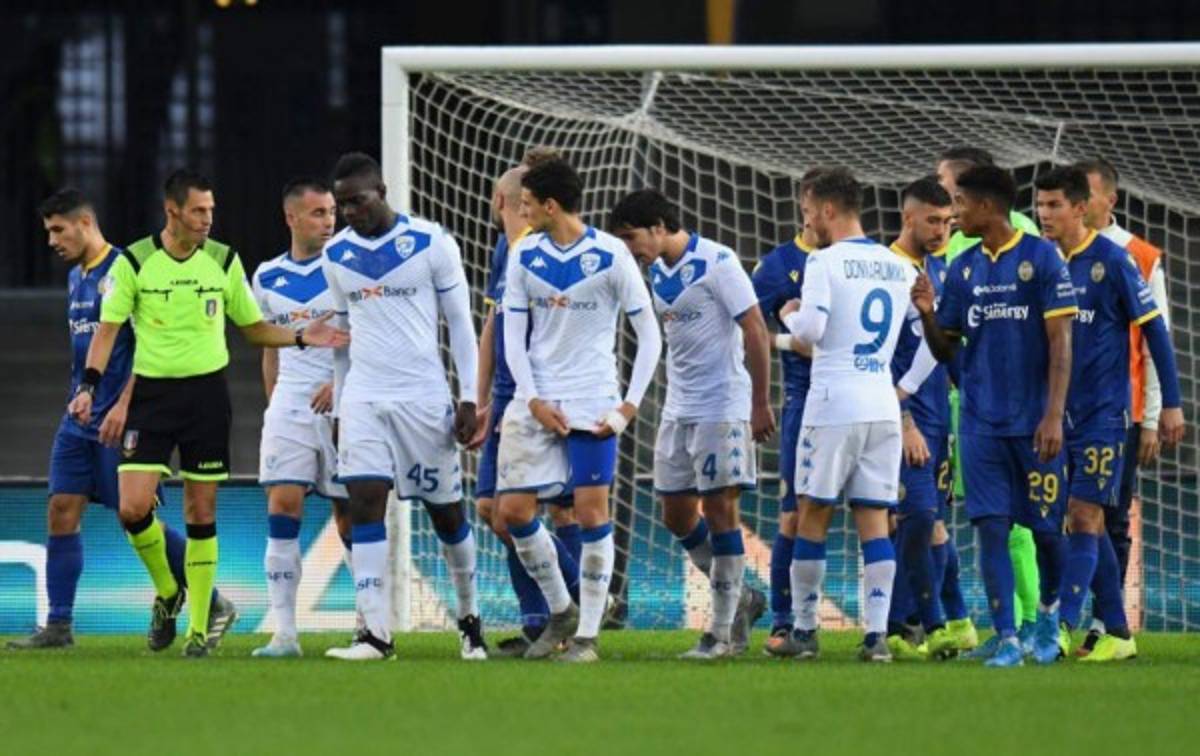 FOTOS: La bronca y el desconsuelo de Balotelli tras ser víctima de racismo en Italia