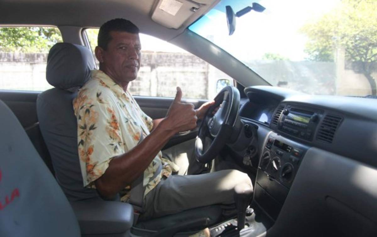 Ex jugadores de la Liga Nacional se ganan la vida taxiando