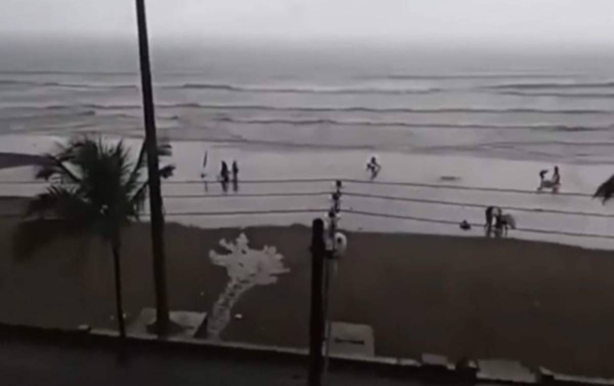 ¡Escalofriante! El momento exacto en que un rayo impacta sobre mujer