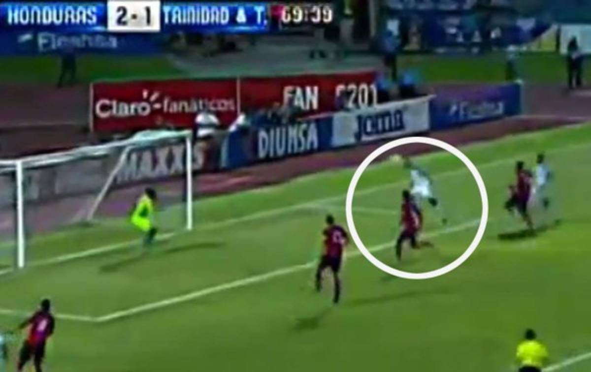 VIDEO: Eddie Hernández perdona a Trinidad con cabezazo al poste