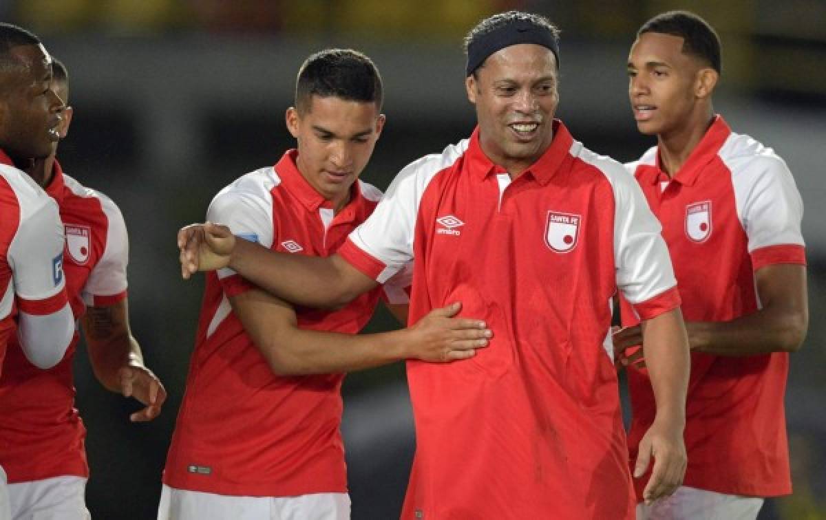 Ronaldinho provoca locura en Colombia: Estadio lleno, abrazo con leyenda y máximo respeto