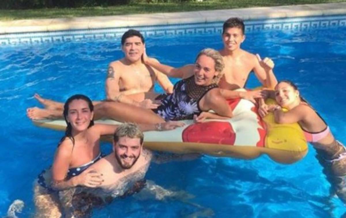 El divertido clavado de Maradona para celebrar fin de año