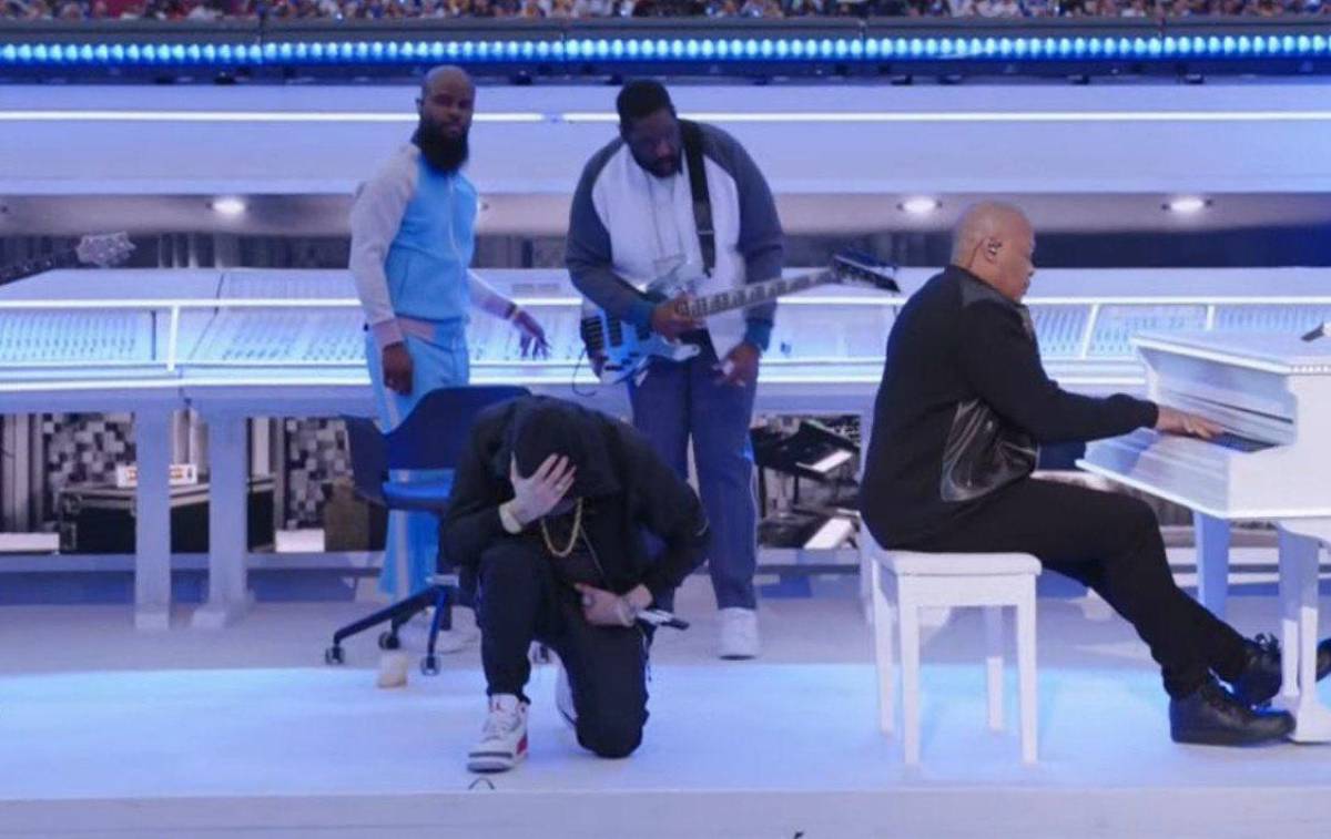 ¡La NFL se lo prohibió! El gesto de protesta de Eminem en el show de medio tiempo del Super Bowl que enloque las redes