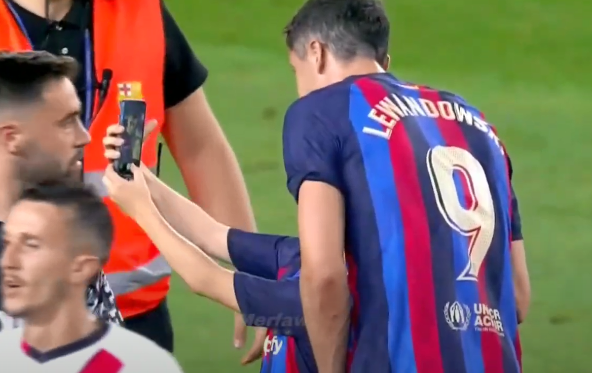 El gesto de Lewandowski tras terminar el partido y codazo de Busquets a Falcao; así fue el penal que pidió todo el Barcelona