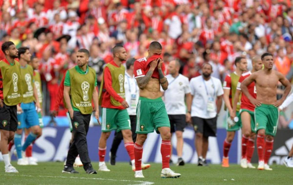 Moscow (Russian Federation), 20/06/2018.- Players of Morocco react after losing the FIFA World Cup 2018 group B preliminary round soccer match between Portugal and Morocco in Moscow, Russia, 20 June 2018. (RESTRICTIONS APPLY: Editorial Use Only, not used in association with any commercial entity - Images must not be used in any form of alert service or push service of any kind including via mobile alert services, downloads to mobile devices or MMS messaging - Images must appear as still images and must not emulate match action video footage - No alteration is made to, and no text or image is superimposed over, any published image which: (a) intentionally obscures or removes a sponsor identification image; or (b) adds or overlays the commercial identification of any third party which is not officially associated with the FIFA World Cup) (Mundial de Fútbol, Moscú, Marruecos, Rusia) EFE/EPA/PETER POWELL EDITORIAL USE ONLY