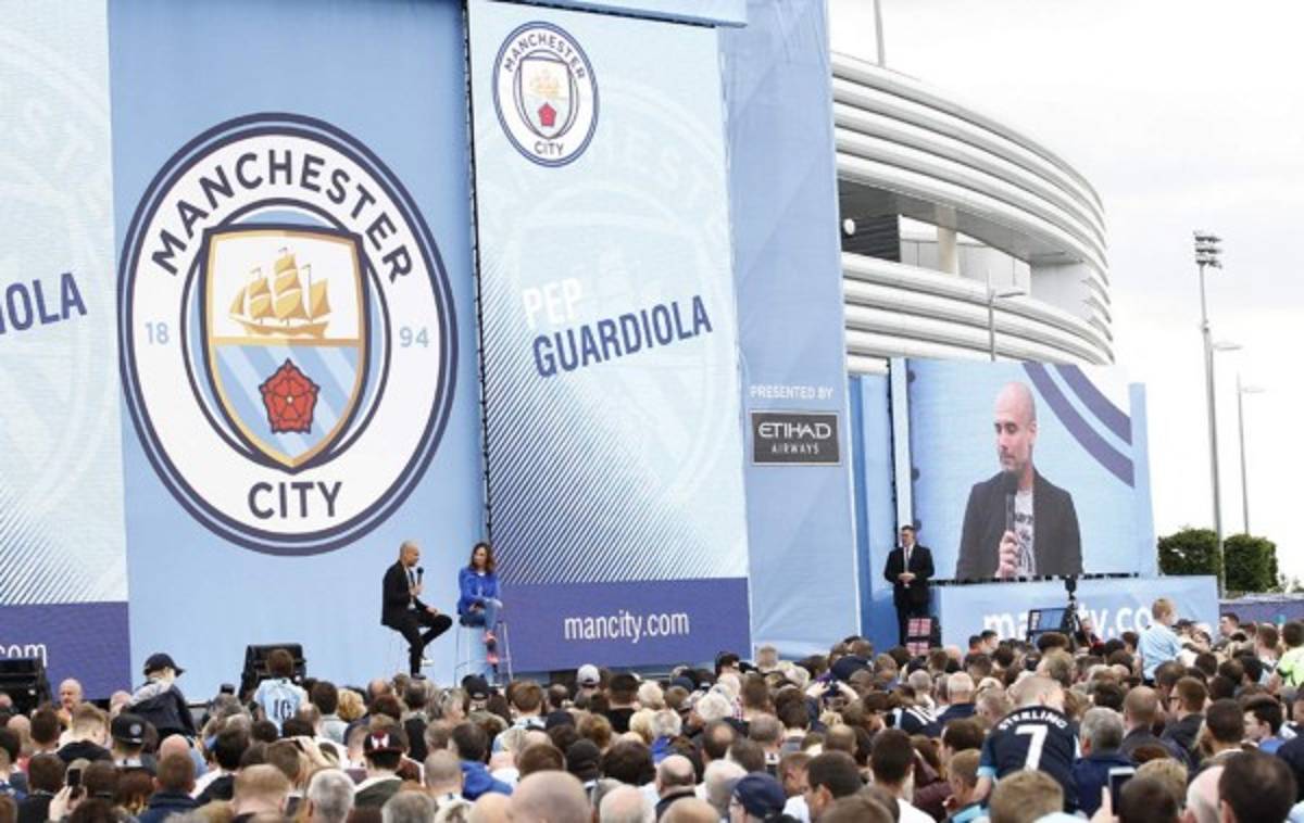 Fotos: El primer día de Guardiola en Manchester, llegó en taxi a la presentación