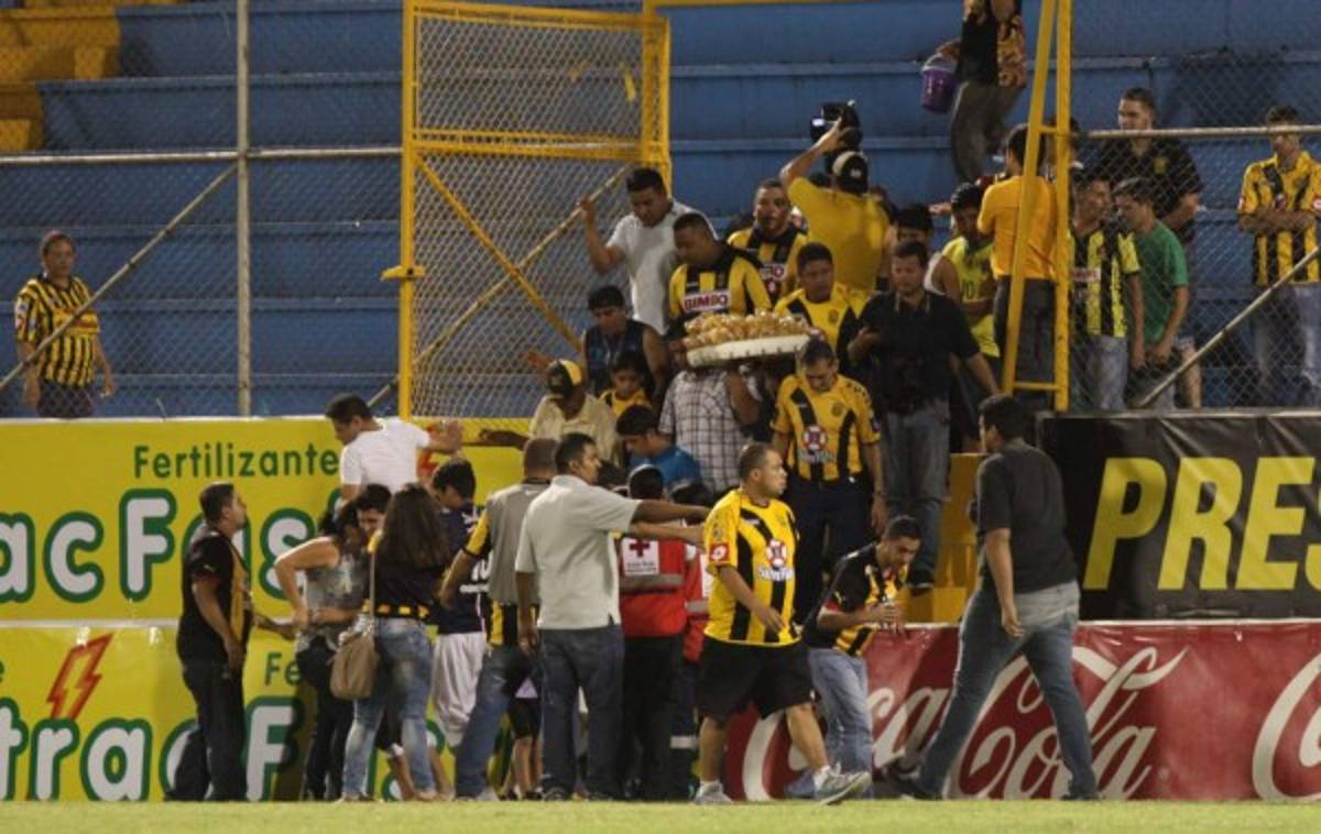 Zafarrancho entre barra del Real España y policía en el Morazán