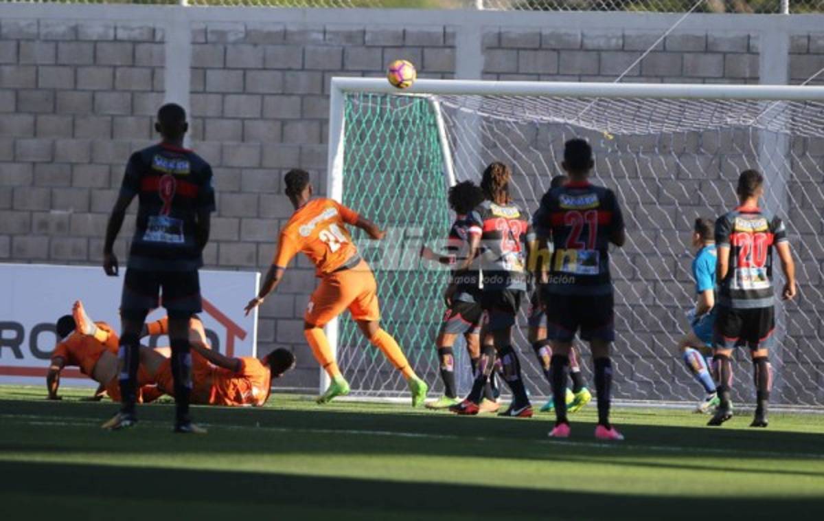 NO VISTE EN TV: Saludo a Vargas, aficionada queda en brasier y niño irrumpe el clásico
