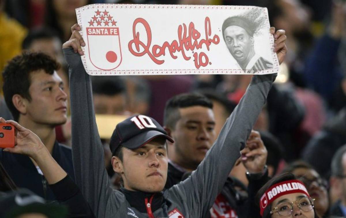 Ronaldinho provoca locura en Colombia: Estadio lleno, abrazo con leyenda y máximo respeto