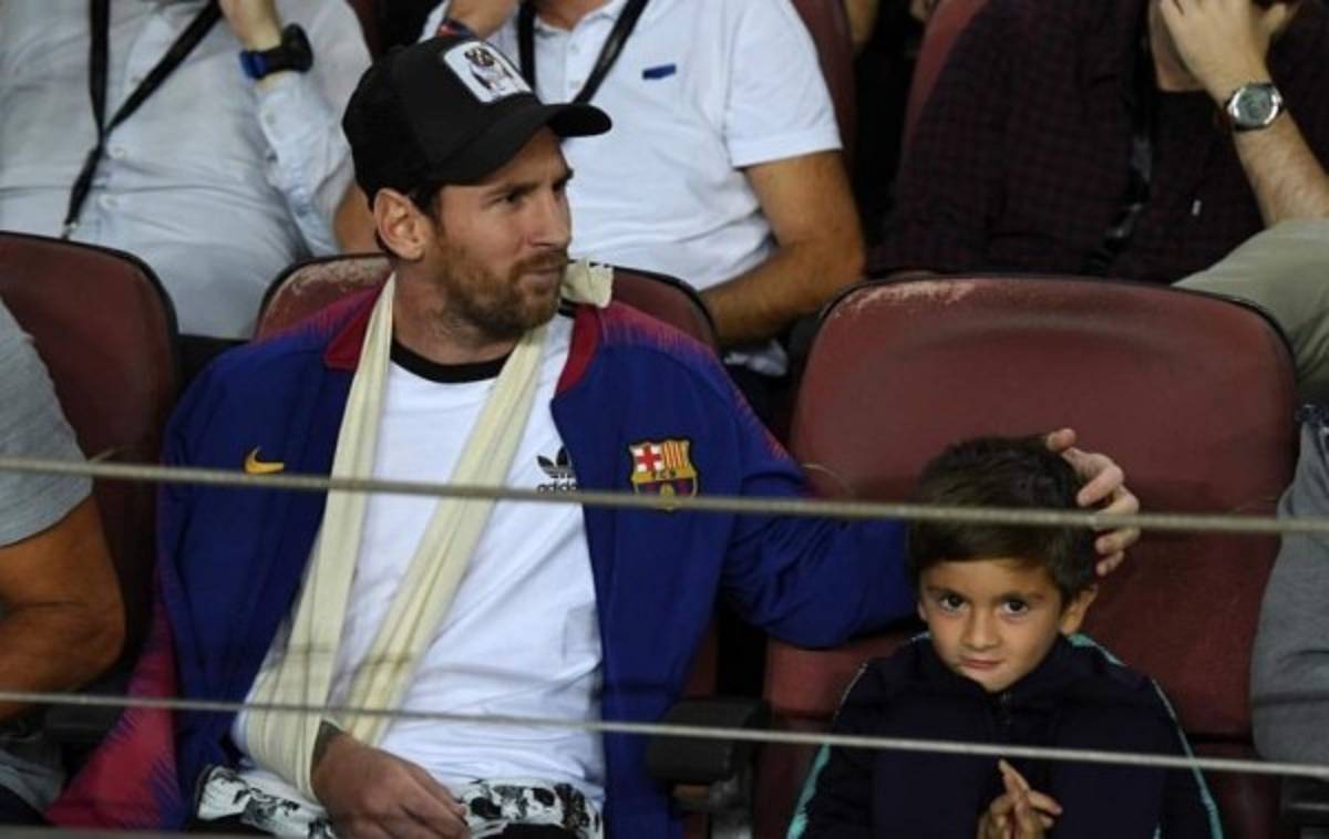 NO VISTE EN TV: El beso de Suárez y así reaccionó Messi y su hijo en el Camp Nou