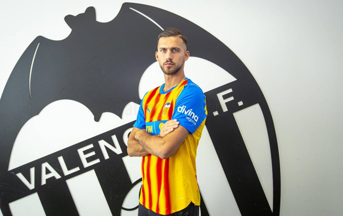 Hansi Flick lo borró del Barça y Neymar sacude el mercado; sorpresiva salida en PSG y Raúl Asencio es noticia