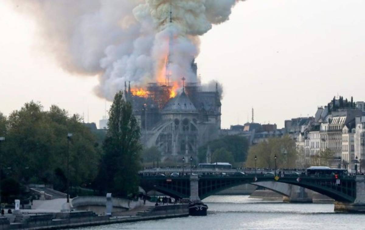 Tristes imágenes: Así agarró fuego la reconocida catedral de Notre Dame en París