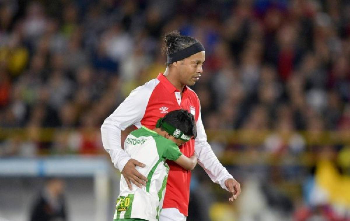 Ronaldinho provoca locura en Colombia: Estadio lleno, abrazo con leyenda y máximo respeto