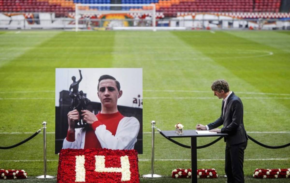 Así se despide la afición del Barcelona de Johan Cruyff en el Camp Nou