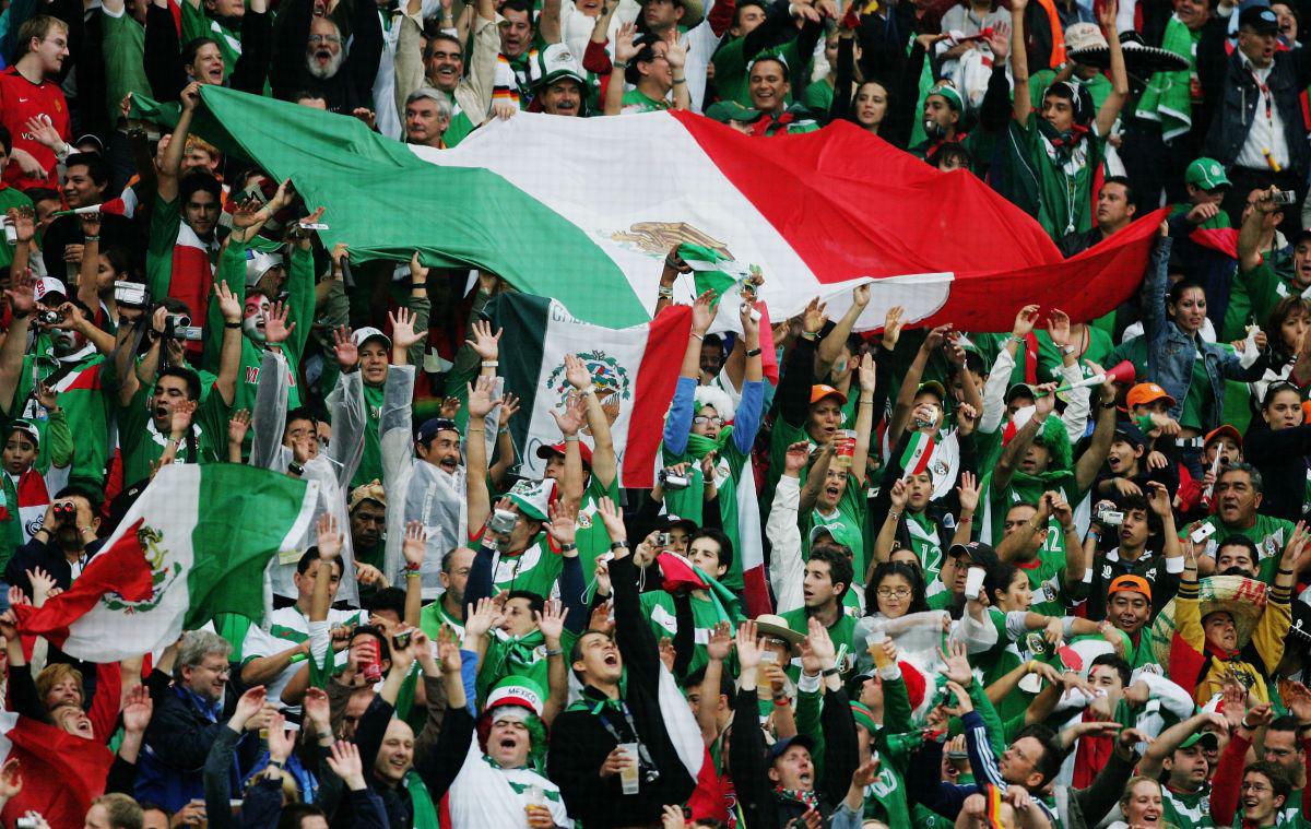 Aficionados mexicanos podrían ser expulsados si hacen gritos discriminatorios en los partidos de su selección.