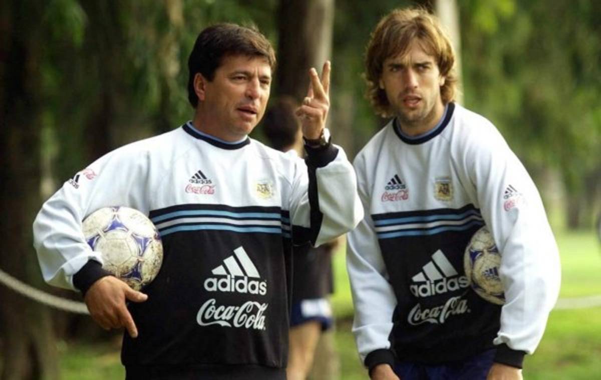 Las cláusulas de los futbolistas al descubierto: Fiestas, no viajar en avión y una playa privada