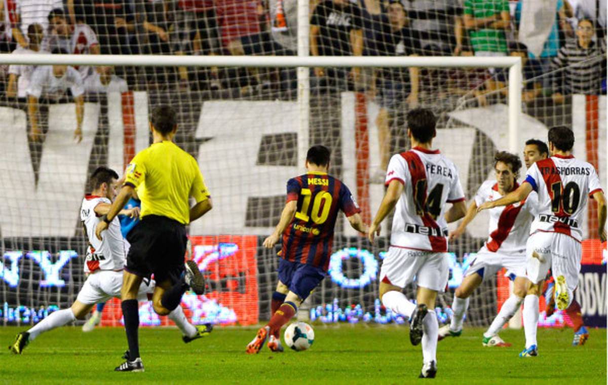 Barcelona golea 4-0 al Rayo Vallecano con triplete de Pedro.