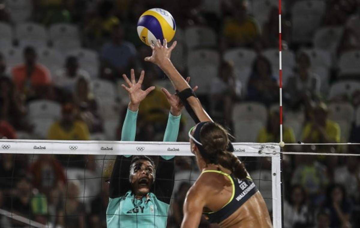 Jugadora de voleibol de Egipto utiliza velo en sus partidos