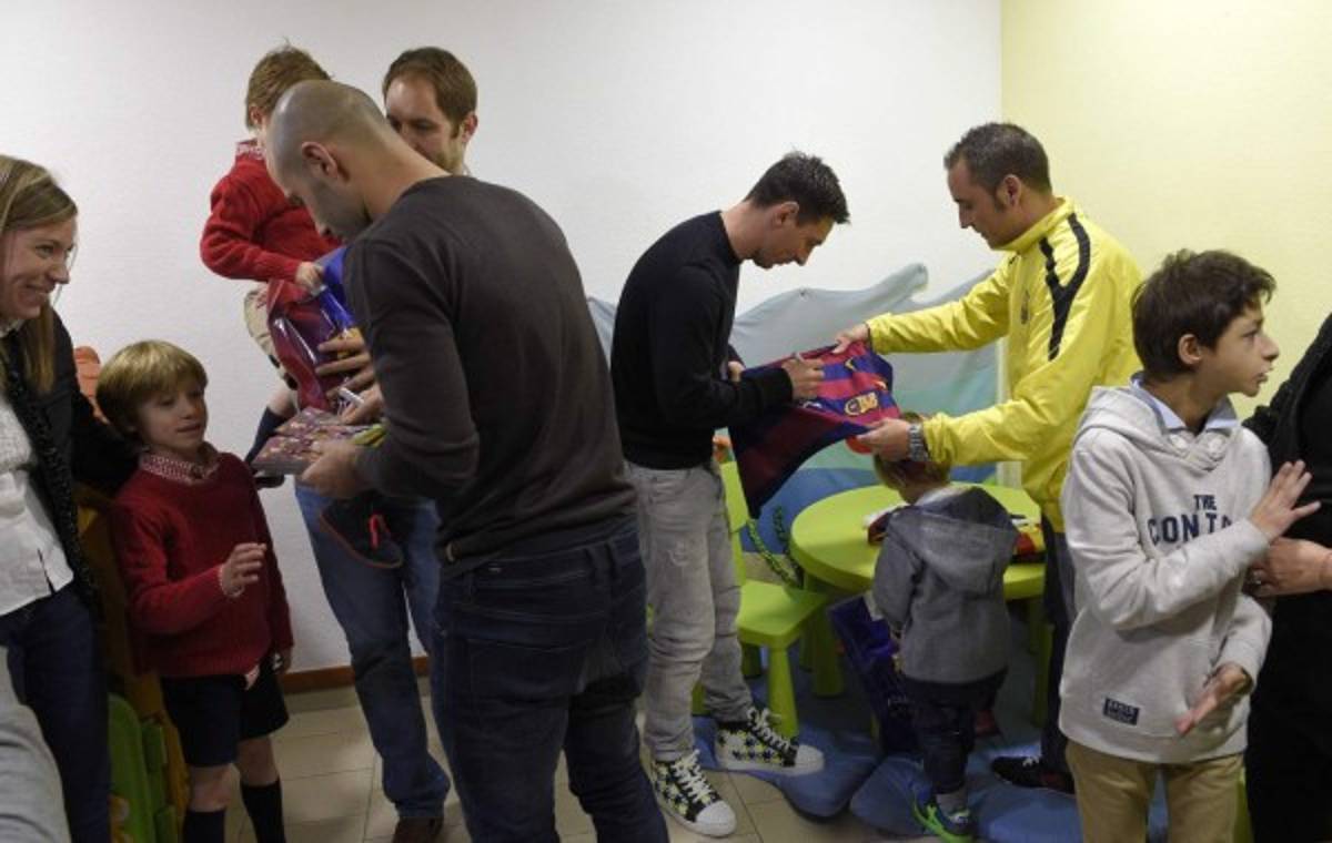 Lionel Messi se toma fotos y firma autógrafos en su visita a los hospitales de Barcelona
