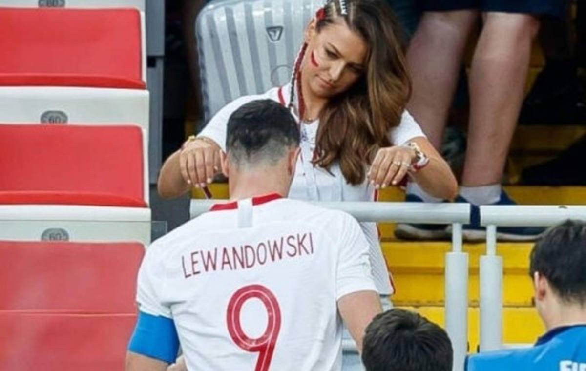 Momento romántico del Mundial: Lewandowski buscó a su novia y fue consolado tras la derrota