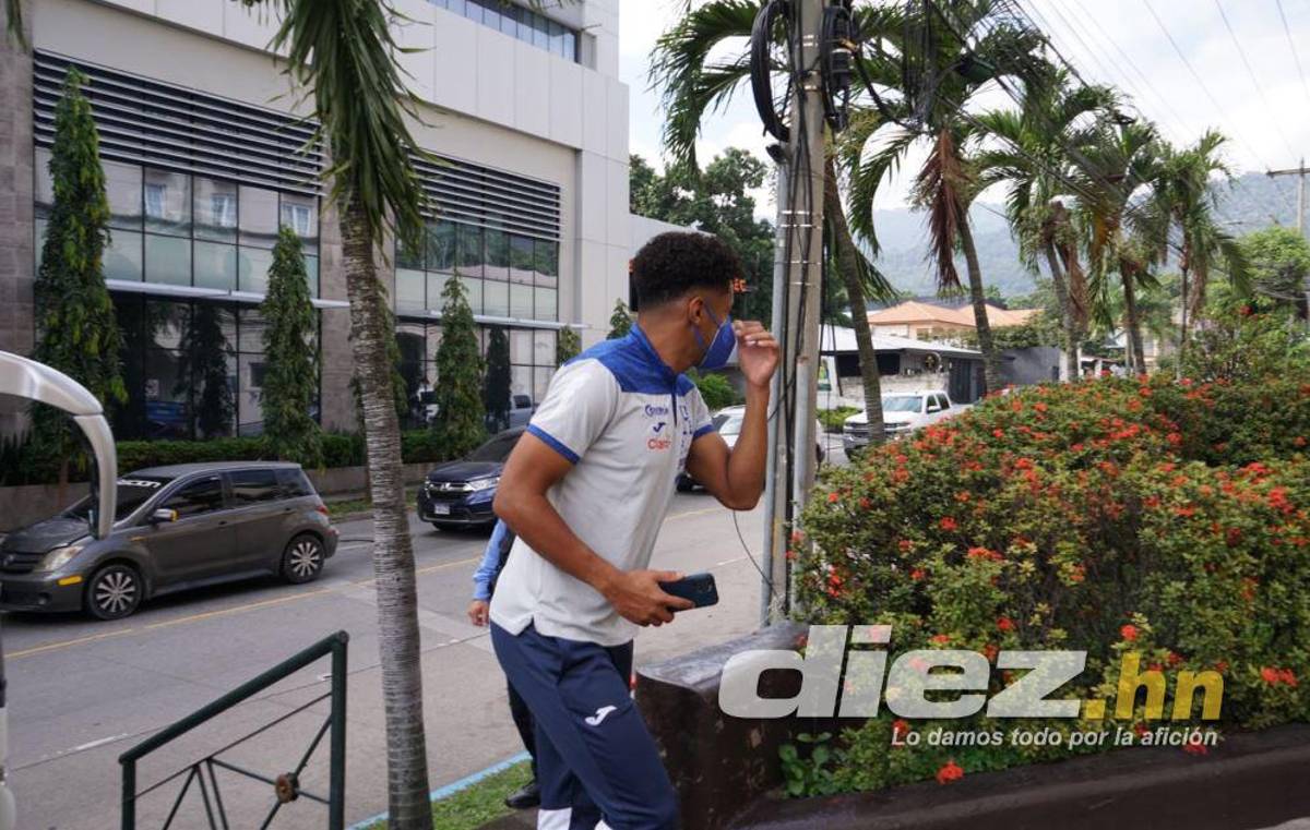 Un ‘Bolillo’ sonriente y dos jugadores se reintegran a sus clubes mientras la selección de Honduras viaja a Estados Unidos