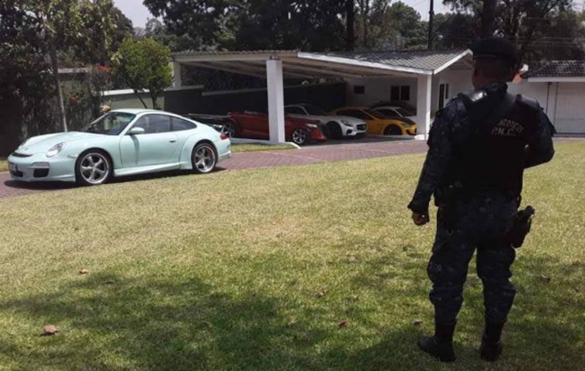Los lujosos autos que decomisaron a narcotraficantes en operativos en Guatemala