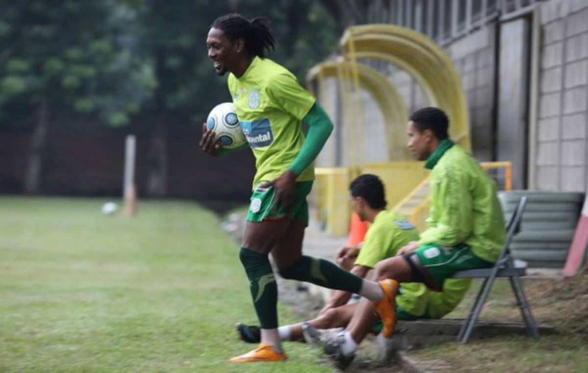 Futbolistas hondureños que poco a poco se van alejando de las canchas