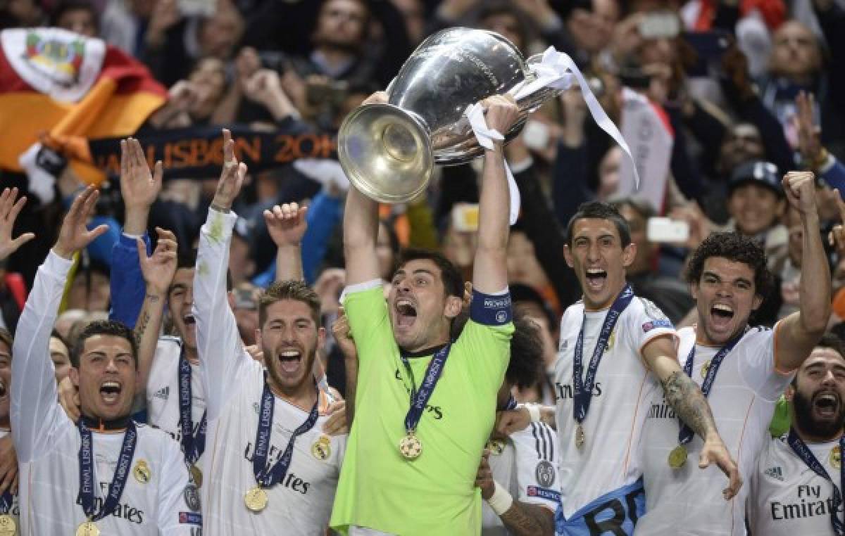 FILES) In this file photo taken on May 24, 2014 Real Madrid's goalkeeper Iker Casillas (C) and teammates celebratre with the trophy at the end of the UEFA Champions League Final Real Madrid vs Atletico de Madrid at Luz stadium in Lisbon, on May 24, 2014. Real Madrid won 4-1. AFP PHOTO/ FRANCK FIFE - Spain's World Cup-winning goalkeeper Iker Casillas announced his retirement on August 4, 2020, after being sidelined for more than a year with a heart problem. Casillas, 39, also won the European Championship twice with his country in a trophy-laden career which included more than 700 games for Real Madrid. (Photo by Franck FIFE / AFP)