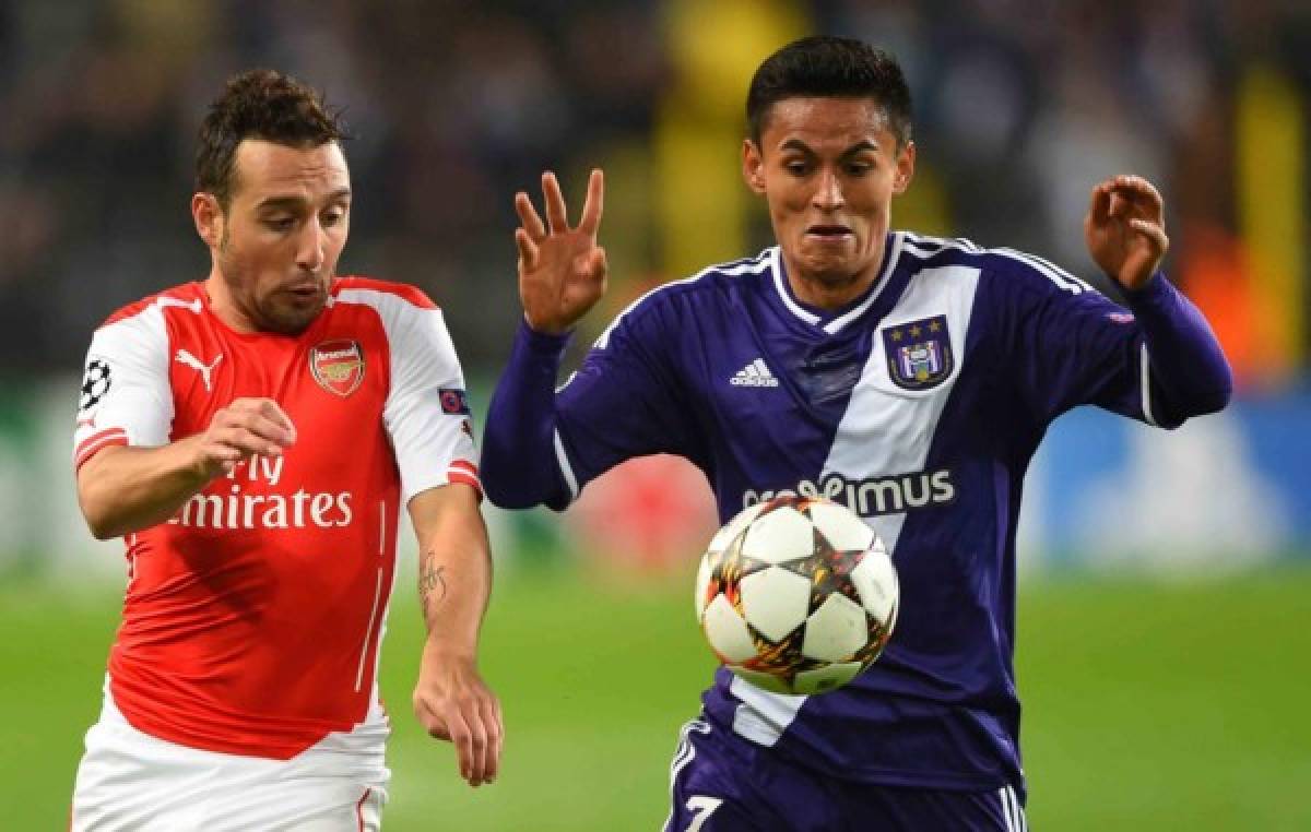 Anderlecht's midfielder from Honduras Andy Najar (R) controls the ball by Arsenal's Spanish midfielder Santi Cazorla during a UEFA Champions League group stage football match Anderlecht vs Arsenal at the Constant Vanden Stock stadium in Anderlecht on October 22, 2014. AFP PHOTO / EMMANUEL DUNAND