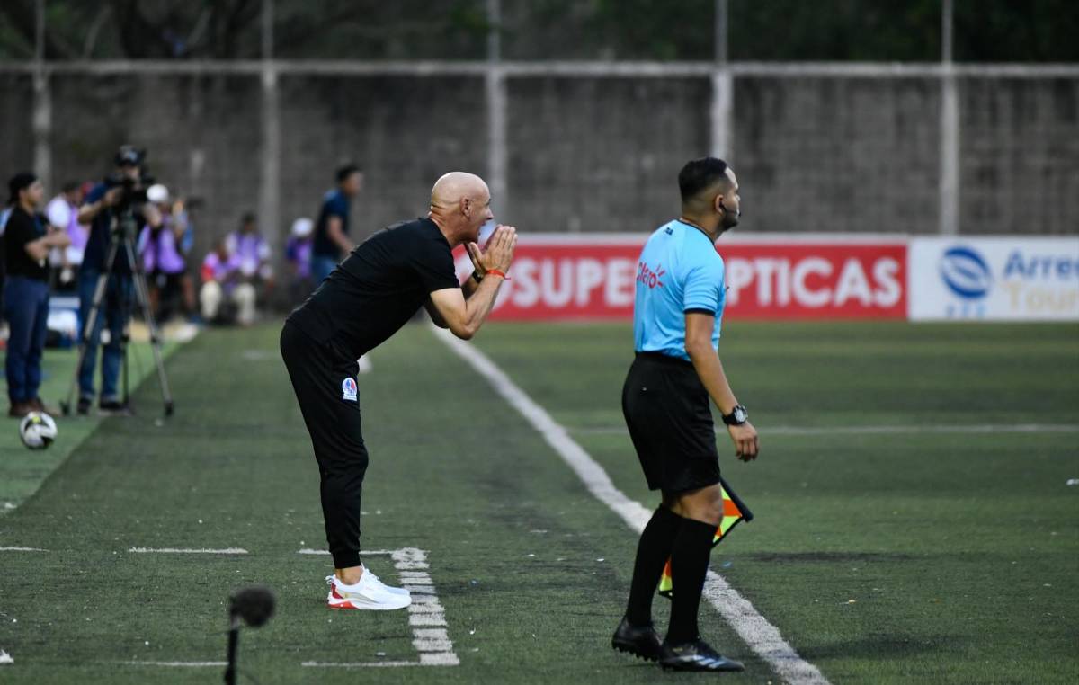 Eduardo Espinel no la pasó bien, sorpresas a la llegada y hasta en paila para ver al Olimpia contra los Lobos de la UPNFM