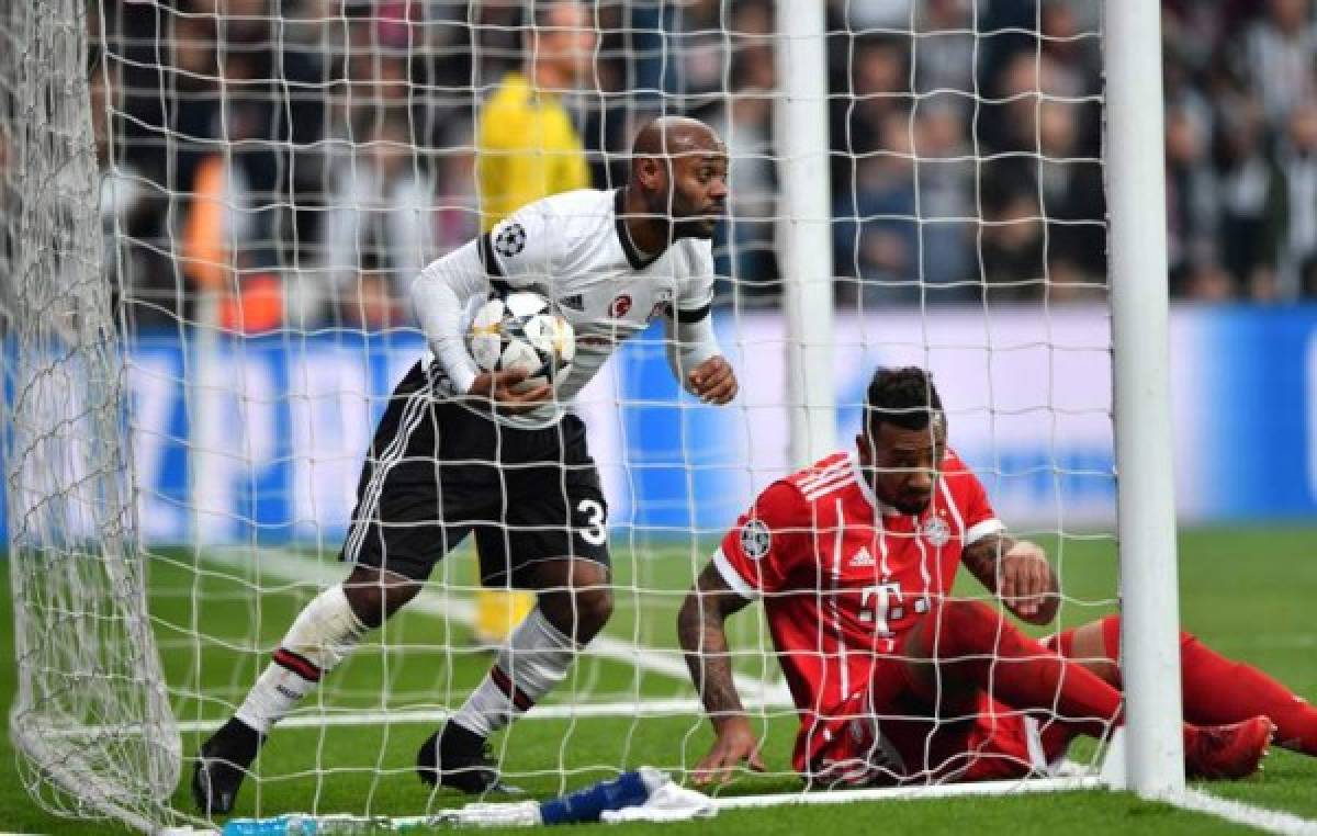 Besiktas forward Vágner Love (C) picks the ball out of the net after scoring during the second leg of the last 16 UEFA Champions League football match between Besiktas and Bayern Munich at Besiktas Park in Istanbul on March 14, 2018. / AFP PHOTO / Bulent Kilic