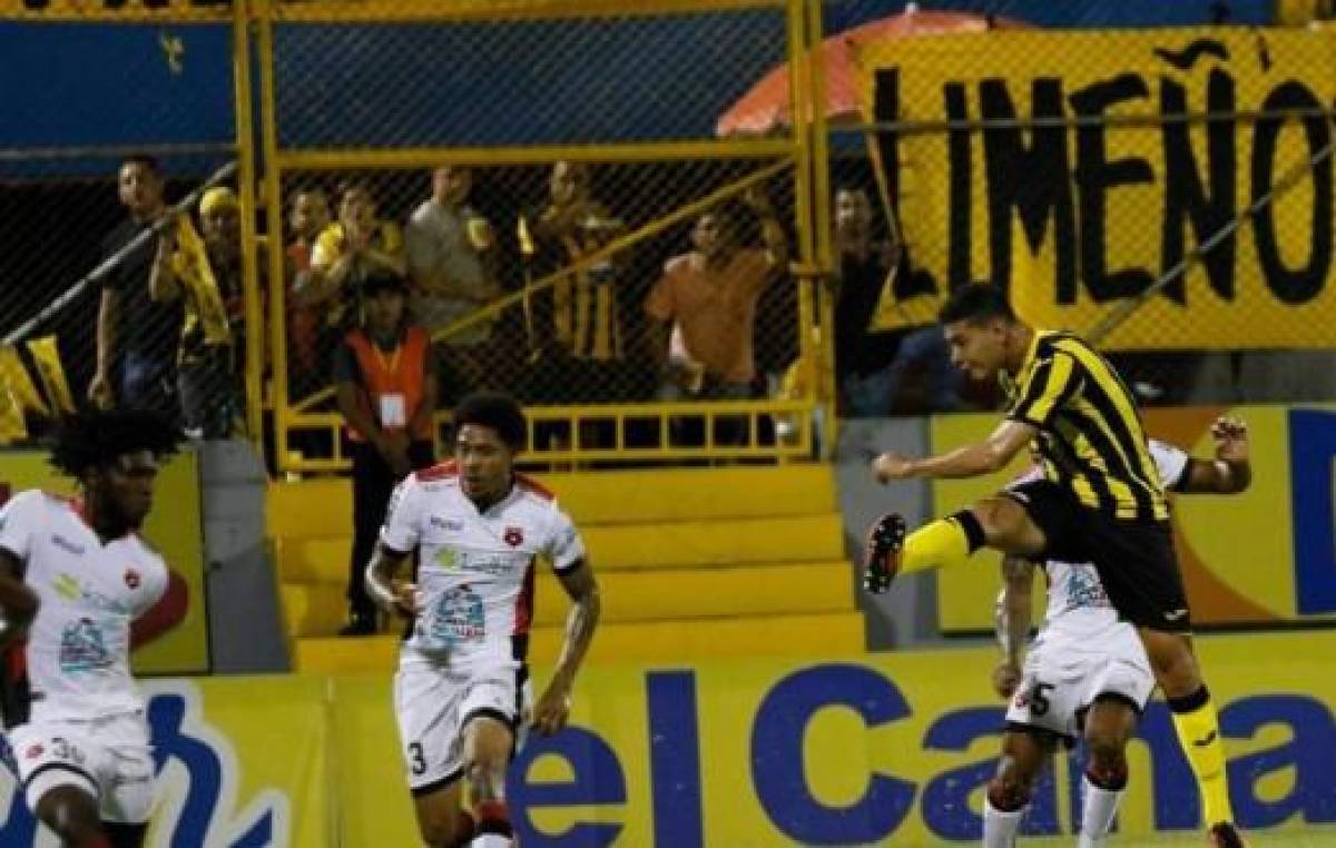 Jhow Benavídez dispara a portería rival del Alajuelense en partido de Copa Premier.